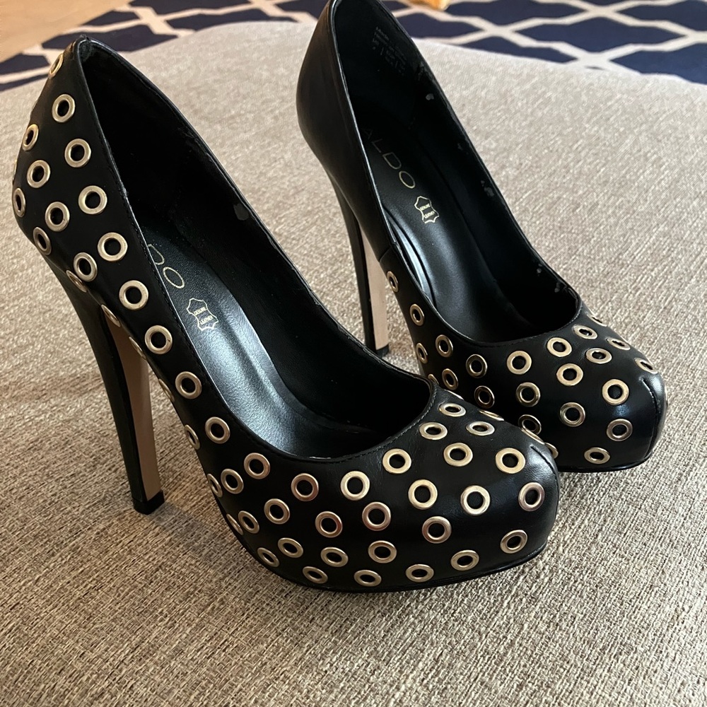 Black and Gold ring Aldo women heels size 8.